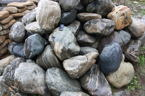 Kamenclub.ru: Речной валун Кабанчик фр.300-500 мм.  купить в Оренбурге крупный природный камень галька серый, темно-серый речной валун галечник масштабный 7000 руб/т   фото КАМЕНЬ КЛУБ