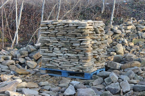 Kamenclub.ru: Песчаник колотый для облицовки (фр. 2-3 см)  купить в Оренбурге песчаник бежевый серый рыжий песчаник строительный 5000 руб/т   фото КАМЕНЬ КЛУБ