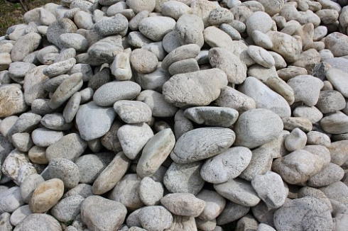 Kamenclub.ru: Бело-серый валунчик фр.100-300 мм.  купить в Оренбурге крупный камень для ландшафта серый, белый бело-серый валун крупная галька 4500 руб/т   фото КАМЕНЬ КЛУБ