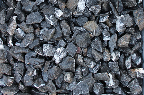 Kamenclub.ru: Щебень крошка черный (мрамор) фр. 40-70 мм.  купить в Оренбурге мрамор черный с белыми прожилками, черный, белый декоративный щебень 11000 руб/т   фото КАМЕНЬ КЛУБ