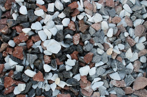 Kamenclub.ru: Мраморная крошка (щебень крошка микс : белый-черный-розовый) фр. 20-40 мм.  купить в Оренбурге мрамор белый, черный, розовый декоративная ландшафтная крошка 12000 руб/т   фото КАМЕНЬ КЛУБ