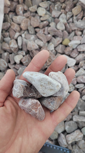 Kamenclub.ru: Мраморная крошка (щебень галтованный розовый) фр.20-40 мм.  купить в Оренбурге мрамор розовый, красный оголтованный округлый щебень  15000 руб/т   фото КАМЕНЬ КЛУБ