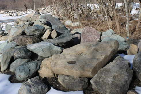 Kamenclub.ru: Гранит скальник (серо-зеленый) фр. 500-1500 мм.  купить в Оренбурге гранит мрамор  серый зеленый темно-серый глыба скальная колотая ландшафтная 7 500 руб/т   фото КАМЕНЬ КЛУБ