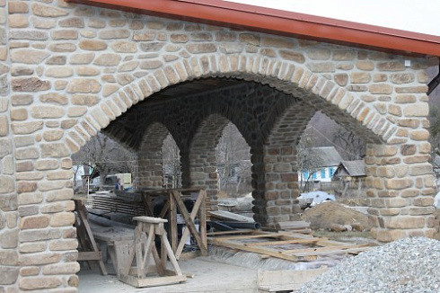 Kamenclub.ru: Песчаник для строительства и кладки блочный (фр 100-200 мм)  купить в Оренбурге песчаник бежевый серый рыжий валун мелкий для строительства песчаник 6500 руб/т   фото КАМЕНЬ КЛУБ