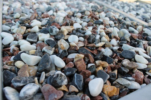 Kamenclub.ru: Мраморная крошка (щебень галтованный микс:белый-черный-розовый-медовый) фр.10-20 мм.  купить в Оренбурге мрамор белый, медовый, черный, розовый мраморный декоративный ландшафтный окатанный округлый галтованный щебень 15500 руб/т   фото КАМЕНЬ КЛУБ