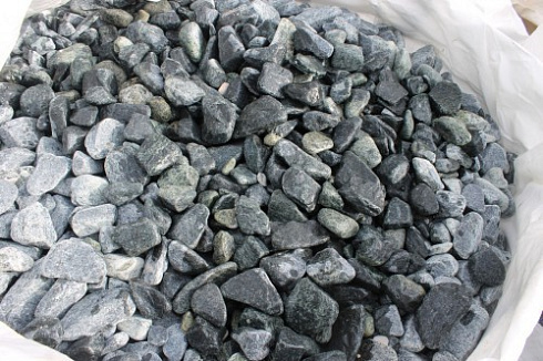 Kamenclub.ru: Щебень галтованный зеленый (змеевик) фр. 50-100 мм.  купить в Оренбурге галтовка мраморная зеленый, салатовый мрамор 12 500 руб/т   фото КАМЕНЬ КЛУБ