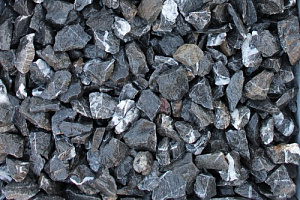 Kamenclub.ru: Щебень крошка черный (мрамор) фр. 5-10 мм.  купить в Оренбурге мрамор черный с белыми прожилками, черный, белый мраморная крошка декоративная ландшафтная 11000 руб/т   фото КАМЕНЬ КЛУБ