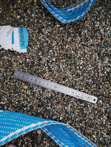 Kamenclub.ru: Галька речная окат (серая) фр.3-5 мм купить  в Оренбурге галька речная серая бежевый темно-серый окатанный речной камень округлый 9500 руб/т   фото КАМЕНЬ КЛУБ