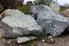 Kamenclub.ru: Змеевик скальник фр. 500-1500 мм.  купить в Оренбурге змеевик зеленый серый черный глыба скальная колотая 7500 руб/т   фото КАМЕНЬ КЛУБ