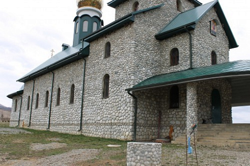 Kamenclub.ru: Галька речная плоская (бело-серая) фр. 100-200-300 мм. купить  в Оренбурге галька речная плоская серый, белый, бело-серый, серо-белый речная галька плоская  9000 руб/т   фото КАМЕНЬ КЛУБ