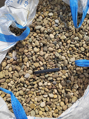 Kamenclub.ru: Галька речная окат рыжая фр. 20-40 мм. купить  в Оренбурге галька речная окатанная рыжая желтая серая округлая речная галька 5000 руб/т   фото КАМЕНЬ КЛУБ