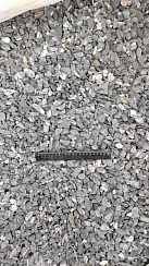 Kamenclub.ru: Щебень галтованный черный (мрамор) фр.10-20 мм.  купить в Оренбурге мрамор черный с белыми прожилками, черный, белый окатанный округлый ландшафтный декоративный щебень 15000 руб/т   фото КАМЕНЬ КЛУБ