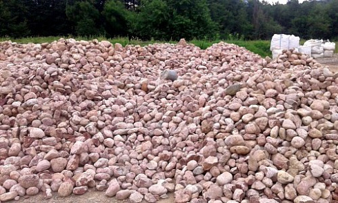 Kamenclub.ru: Розовый валунчик фр.100-300 мм.  купить в Оренбурге крупный природный камень розовый, серый молочный красный речной галечник природный 7850 руб/т   фото КАМЕНЬ КЛУБ