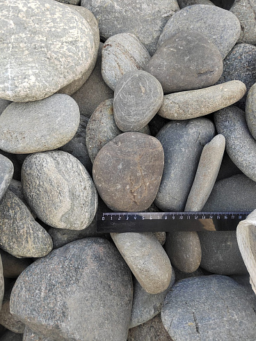 Kamenclub.ru: Галька речная плоская (ассорти) фр. 70-150 мм. купить  в Оренбурге галька галечник серый белый темно-серый синий светло-серый плоская природная галька  9000 руб/т   фото КАМЕНЬ КЛУБ