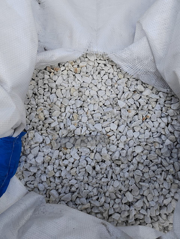 Kamenclub.ru: Мраморная крошка, щебень, цвет-белый, фр. 10-20 мм.  купить в Оренбурге мрамор белый, молочный айвори каменная ландшафтная декоративная крошка шебня 12000 руб/т   фото КАМЕНЬ КЛУБ