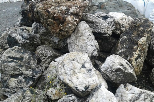 Kamenclub.ru: Черный гранит - кварцит фр. 500-1000 мм.  купить в Оренбурге гранит кварцит черный серый белый скальный колотый валун 9750 руб/т   фото КАМЕНЬ КЛУБ