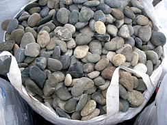 Kamenclub.ru: Галька речная плоская (ассорти) фр. 100-200-300 мм купить в Оренбурге галька галечник природный серый, белый темно-серый синий рыжий светло-серый природная галька плоская крупная 8000 руб/т   фото КАМЕНЬ КЛУБ
