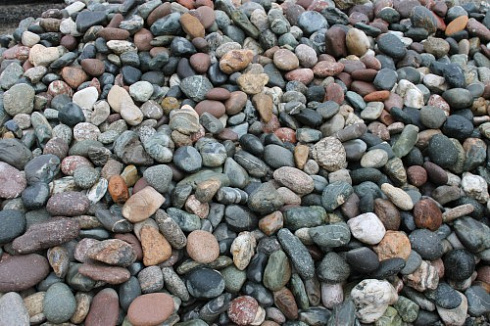 Kamenclub.ru: Галька окат (цветная картошка) фр. 50-100 мм. купить  в Оренбурге галька природная окатанная серый белый цветной синий темно-серый коричневый округлый галечник окатанный 6800 руб/т   фото КАМЕНЬ КЛУБ