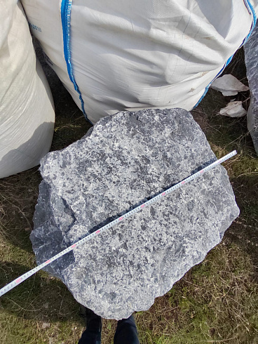 Kamenclub.ru: Черный мрамор скальник фр. 1000-1500 мм.  купить в Оренбурге мрамор черный белый серый крупный колотый валун ландшафтный 9000 руб/т   фото КАМЕНЬ КЛУБ