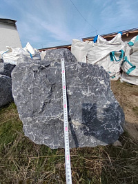 Kamenclub.ru: Черный мрамор скальник фр. 1000-1500 мм.  купить в Оренбурге мрамор черный белый серый крупный колотый валун ландшафтный 9000 руб/т   фото КАМЕНЬ КЛУБ