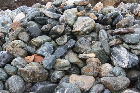 Kamenclub.ru: Ландшафтные валунчики фр.100-500 мм.  купить в Оренбурге крупный природный камень серый, темно-серый, светло-серый речной валун крупный 4800 руб/т   фото КАМЕНЬ КЛУБ