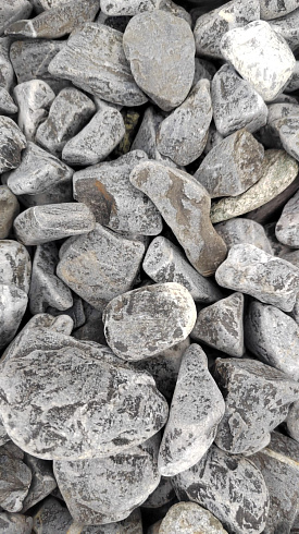 Kamenclub.ru: Щебень галтованный черный (мрамор) фр.40-70 мм.  купить в Оренбурге мрамор черный с белыми прожилками, черный, белый щебень галтованный округлый 13500 руб/т   фото КАМЕНЬ КЛУБ