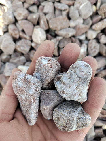 Kamenclub.ru: Мраморная крошка (щебень галтованный розовый) фр.20-40 мм.  купить в Оренбурге мрамор розовый, красный оголтованный округлый щебень  15000 руб/т   фото КАМЕНЬ КЛУБ