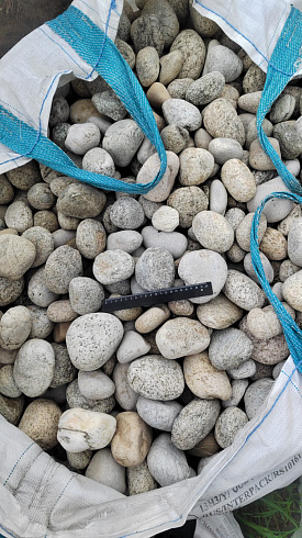 Kamenclub.ru: Галька речная окат (серо-белая) фр. 70-120 мм купить  в Оренбурге галька галечник бело-серая, серо-белая, серая, белая речная природная галька  8000 руб/т   фото КАМЕНЬ КЛУБ