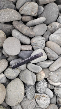 Kamenclub.ru: Галька речная окат (темно-серая) фр. 70-150 мм. купить  в Оренбурге галька речная темно-серая, синяя, серая речная галька округлая  8000 руб/т   фото КАМЕНЬ КЛУБ