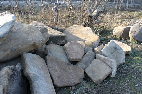 Kamenclub.ru: Песчаник плиты - плахи - пошаговые дорожки (фр. 70-150 мм)  купить в Оренбурге песчаник серый бежевый желтый зеленый колотый песчаник строительный 6500 руб/т   фото КАМЕНЬ КЛУБ