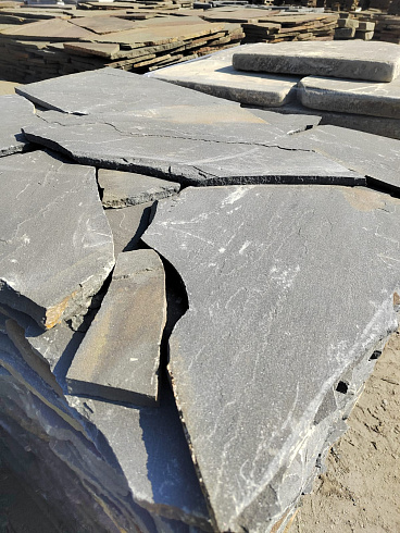 Kamenclub.ru: Песчаник пластушка светло-серый (3,0 см)  купить в Оренбурге песчаник светло-серый, серый песчаник рваный ландшафтный колотый 13800 руб/м3   фото КАМЕНЬ КЛУБ