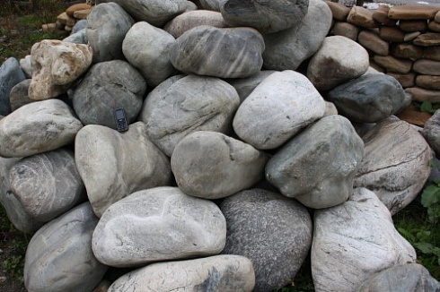 Kamenclub.ru: Речной валун Кабанчик фр.300-500 мм.  купить в Оренбурге крупный природный камень галька серый, темно-серый речной валун галечник масштабный 7000 руб/т   фото КАМЕНЬ КЛУБ