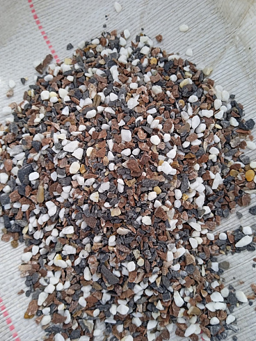 Kamenclub.ru: Мраморная крошка (щебень крошка микс : белый-черный-розовый) фр. 3-5 мм.  купить в Оренбурге мрамор белый, черный, розовый, разноцветный мраморная каменная крошка декорвтивная 12000 руб/т   фото КАМЕНЬ КЛУБ