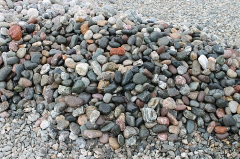 Kamenclub.ru: Галька окат (цветная картошка) фр. 50-100 мм. купить  в Оренбурге галька природная окатанная серый белый цветной синий темно-серый коричневый округлый галечник окатанный 6800 руб/т   фото КАМЕНЬ КЛУБ