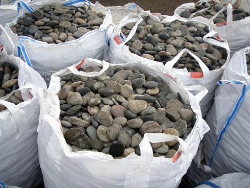 Kamenclub.ru: Галька речная плоская (ассорти) фр. 70-150 мм. купить  в Оренбурге галька галечник серый белый темно-серый синий светло-серый плоская природная галька  9000 руб/т   фото КАМЕНЬ КЛУБ
