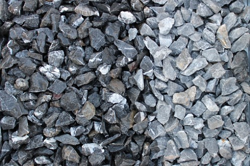 Kamenclub.ru: Щебень крошка черный (мрамор) фр. 20-40 мм.  купить в Оренбурге мрамор черный с белыми прожилками мраморная каменная крошка 11000 руб/т   фото КАМЕНЬ КЛУБ