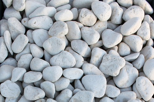 Kamenclub.ru: Мраморная крошка (щебень галтованный белый) фр.40-70 мм.  купить в Оренбурге мрамор белый молочный айвори окатанный округлый природный камень 17000 руб/т   фото КАМЕНЬ КЛУБ