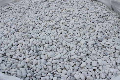 Kamenclub.ru: Мраморная крошка (щебень галтованный белый) фр.10-20 мм.  купить в Оренбурге мрамор белый, молочный, айвори окатанный округлый декоративный ландшафтный щебень 17000 руб/т   фото КАМЕНЬ КЛУБ