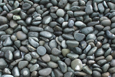 Kamenclub.ru: Галька речная окат (темно-серая) фр. 70-150 мм. купить  в Оренбурге галька речная темно-серая, синяя, серая речная галька округлая  8000 руб/т   фото КАМЕНЬ КЛУБ