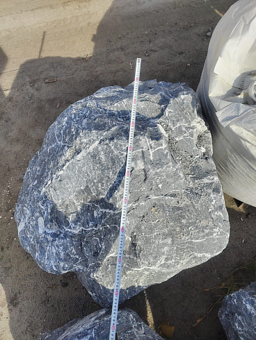 Kamenclub.ru: Черный мрамор скальник фр. 1000-1500 мм.  купить в Оренбурге мрамор черный белый серый крупный колотый валун ландшафтный 9000 руб/т   фото КАМЕНЬ КЛУБ