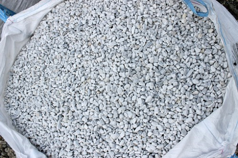 Kamenclub.ru: Мраморная крошка (щебень галтованный белый) фр.10-20 мм.  купить в Оренбурге мрамор белый, молочный, айвори окатанный округлый декоративный ландшафтный щебень 17000 руб/т   фото КАМЕНЬ КЛУБ