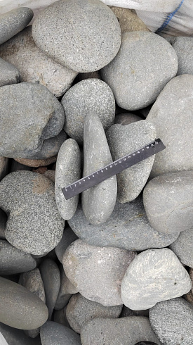 Kamenclub.ru: Галька речная плоская (темно-серая) фр. 70-150 мм. купить  в Оренбурге галечник природный темно-серый серый синий речная плоская природная окатанная  9000 руб/т   фото КАМЕНЬ КЛУБ