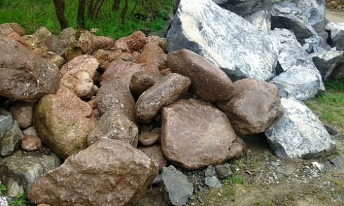 Kamenclub.ru: Конгломераты фр. 300-1000 мм.  купить в Оренбурге кварц мрамор диабаз коричневый, серый зеленоватый речной валун крупный 6500 руб/т   фото КАМЕНЬ КЛУБ