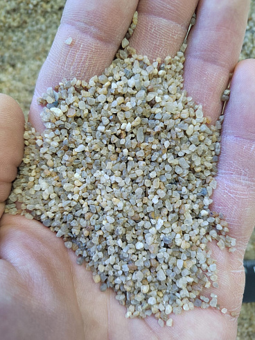 Кварцевый песок для водоподготовки фр. 1,6-3 мм.  купить в Оренбурге фото Камень Клуб