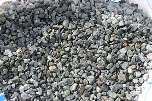 Kamenclub.ru: Щебень крошка зеленый (змеевик) фр. 20-40 мм.  купить в Оренбурге мрамор зеленый, салатовый ландшафтная мраморная крошка 8500 руб/т   фото КАМЕНЬ КЛУБ