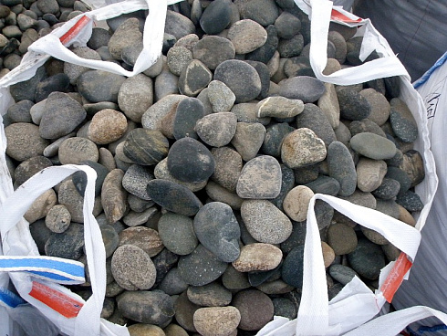 Kamenclub.ru: Галька речная плоская (ассорти) фр. 100-200-300 мм. купить  в Оренбурге галька плоская разноцветная серый белый темно-серый синий речная галька ландшафтная 8000 руб/т   фото КАМЕНЬ КЛУБ