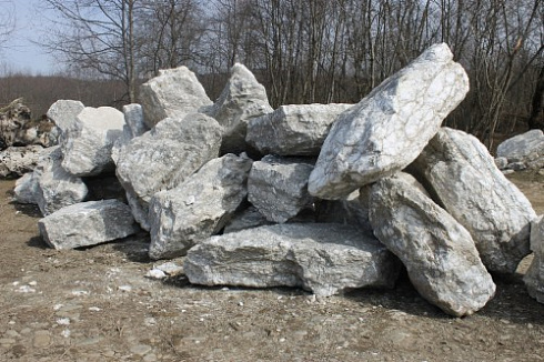 Kamenclub.ru: Мраморизированный известняк фр.500-1500 мм.  купить в Оренбурге    10000 руб/т   фото КАМЕНЬ КЛУБ