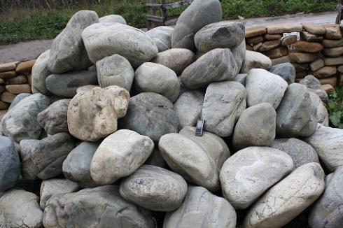 Kamenclub.ru: Речной валун Кабанчик фр.300-500 мм.  купить в Оренбурге крупный природный камень галька серый, темно-серый речной валун галечник масштабный 7000 руб/т   фото КАМЕНЬ КЛУБ