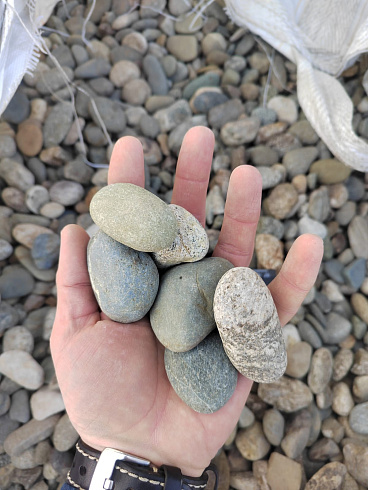 Kamenclub.ru: Галька речная окат (пестрая) фр. 20-40 мм. купить  в Оренбурге галька речная пестрая, серая, серые оттенки галька речная окатанная округлая 5000 руб/т   фото КАМЕНЬ КЛУБ