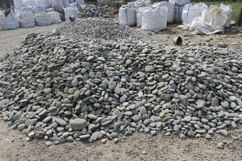 Kamenclub.ru: Галька речная плоская (ассорти) фр. 70-150 мм. купить  в Оренбурге галька галечник серый белый темно-серый синий светло-серый плоская природная галька  9000 руб/т   фото КАМЕНЬ КЛУБ